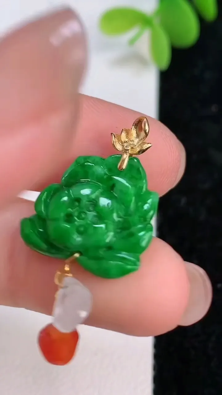 天然A货翡翠和和美美 荷花吊坠，尺寸32.5-16.2-3.3，重量:2.32g
7月13日