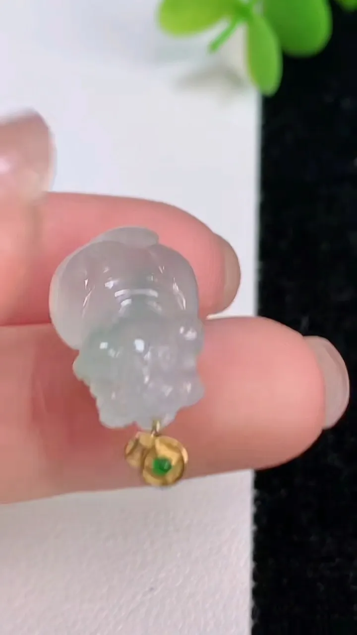 天然A货翡翠生肖猪吊坠，尺寸19.4-12.7-7.6，重量:3.41g
7月13日