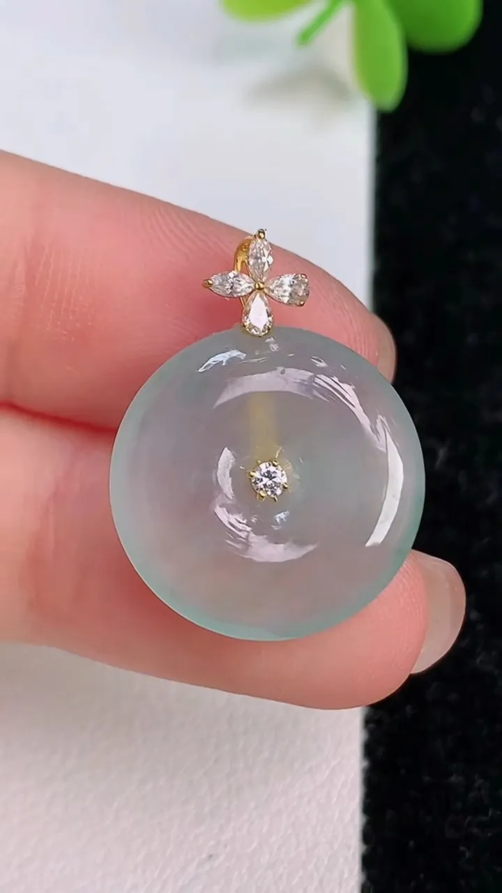 天然A货翡翠平安扣吊坠，尺寸18.7-4，重量:3.08g
7月13日