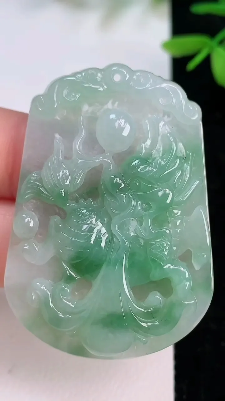 天然A货翡翠麒麟吊坠，尺寸58.3-34-5.5，重量:15.58g
7月13日
