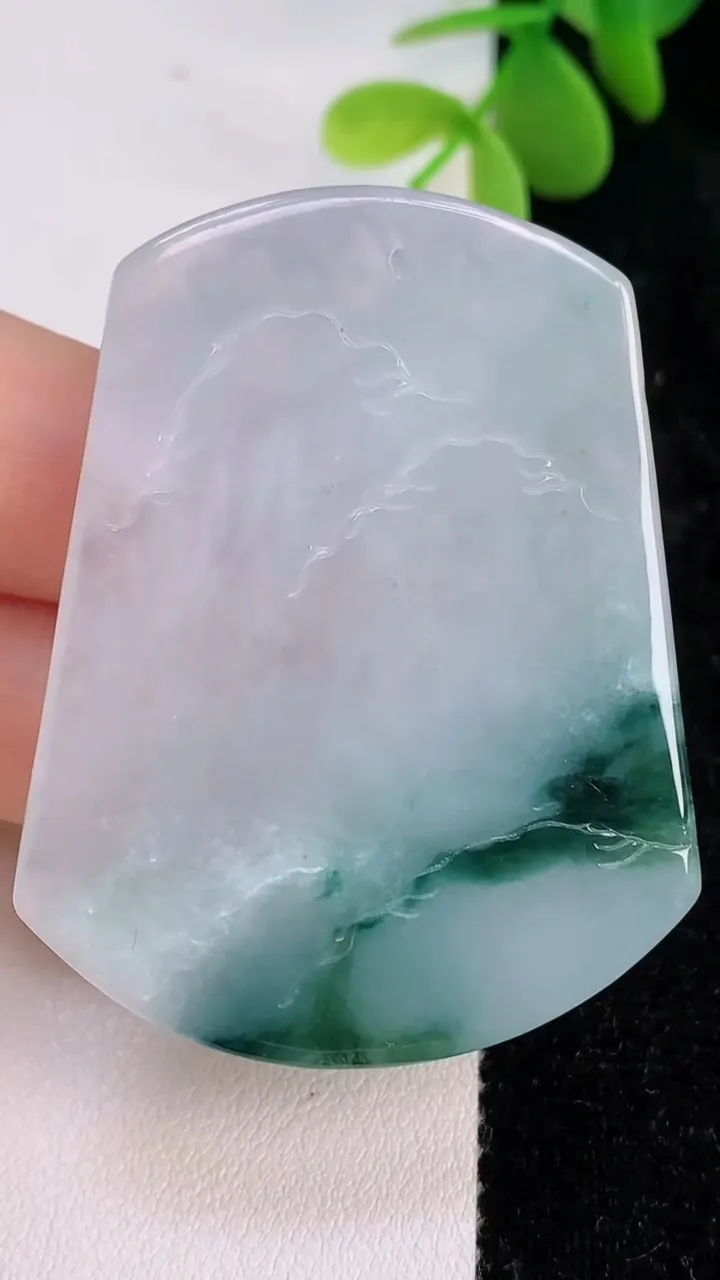天然A货翡翠飘花山水牌吊坠，尺寸50-40-6，重:25.67g
7月13日