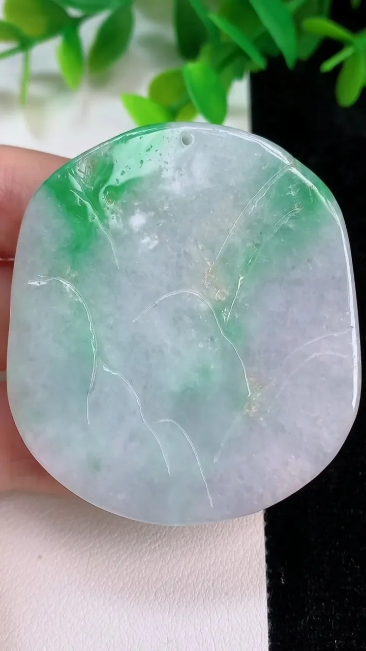 天然A货翡翠山水牌吊坠，尺寸53.5-47-13，重:66.00g
7月14日