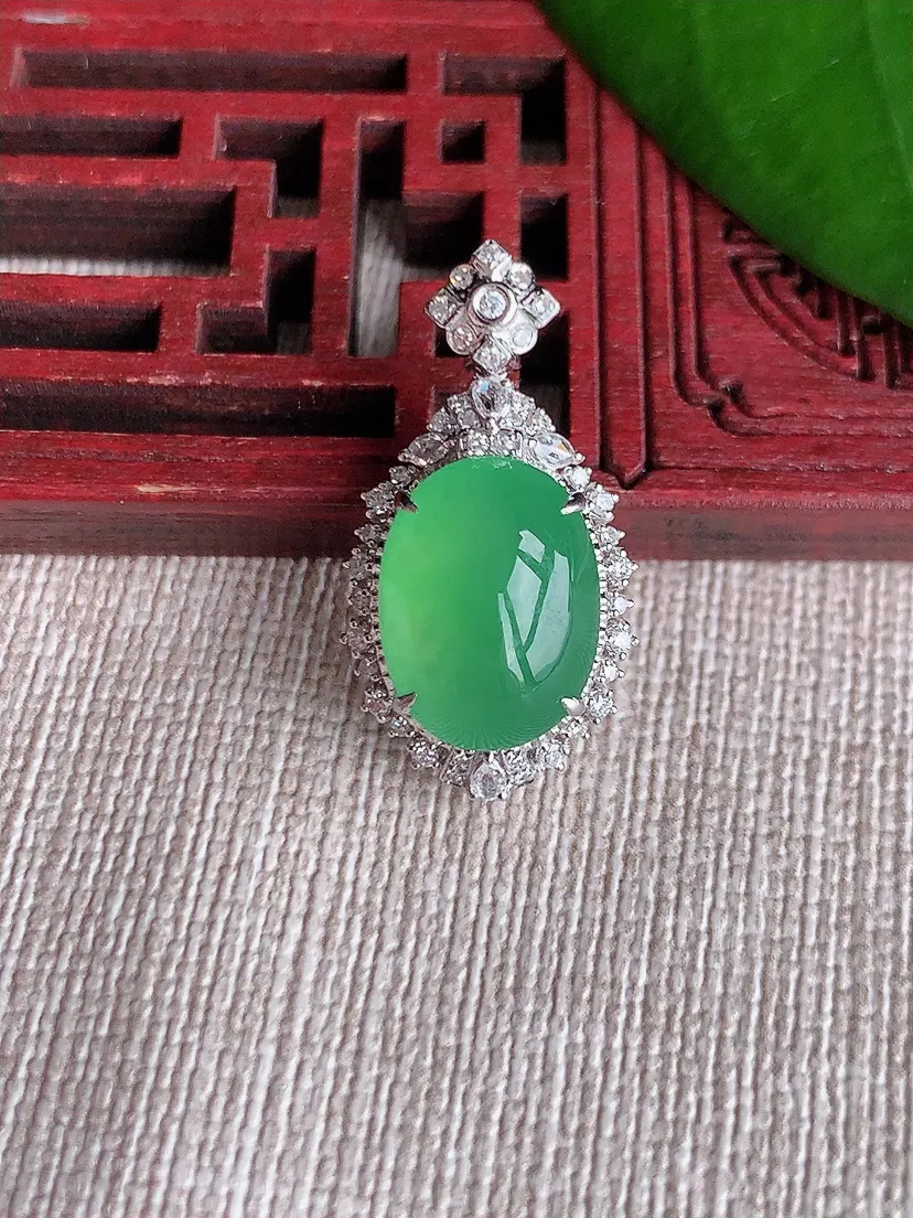 天然A货翡翠18K金伴满绿蛋面吊坠尺寸26×13.8×10裸石13×9.8m量3.60g 0713