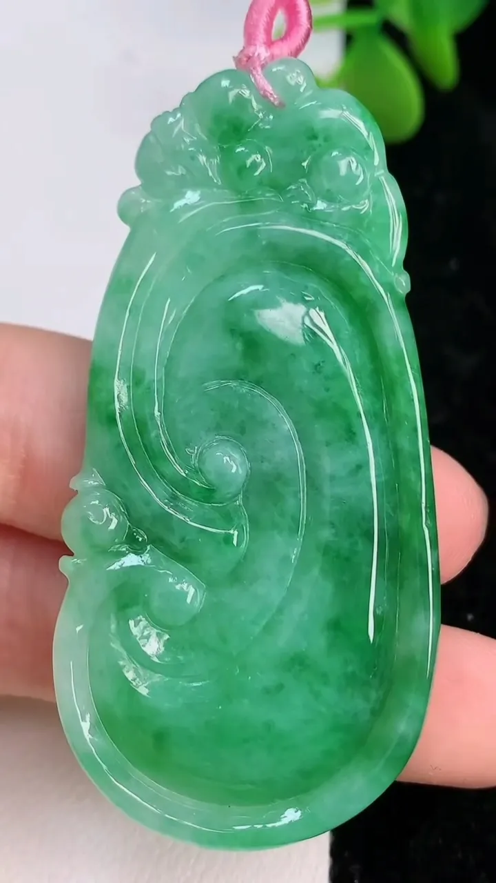 天然A货翡翠如意吊坠，尺寸60.3-29.8-6.4，重量:21.30g
7月14日
