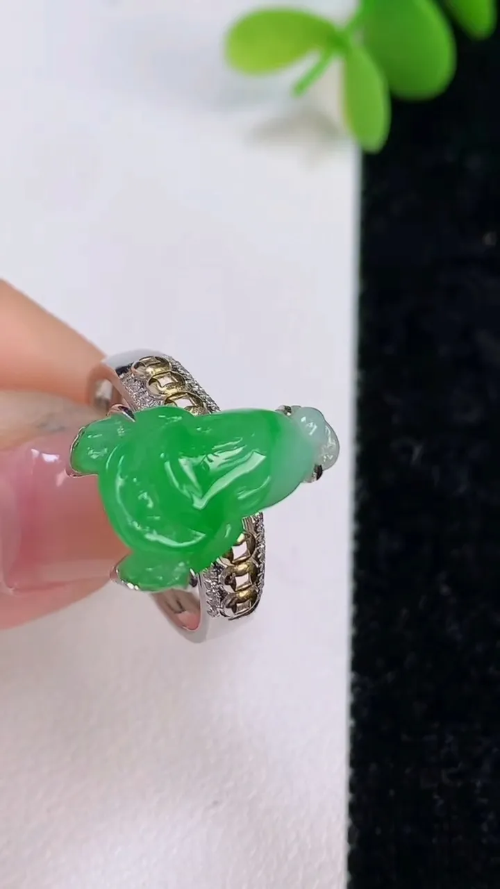 天然A货翡翠金蟾戒指，尺寸20-6.8-11.7，重量:4.30g2025年7月14日
工厂直销收藏佳品,种好水足，色泽均匀，有种有色，上手高大气！