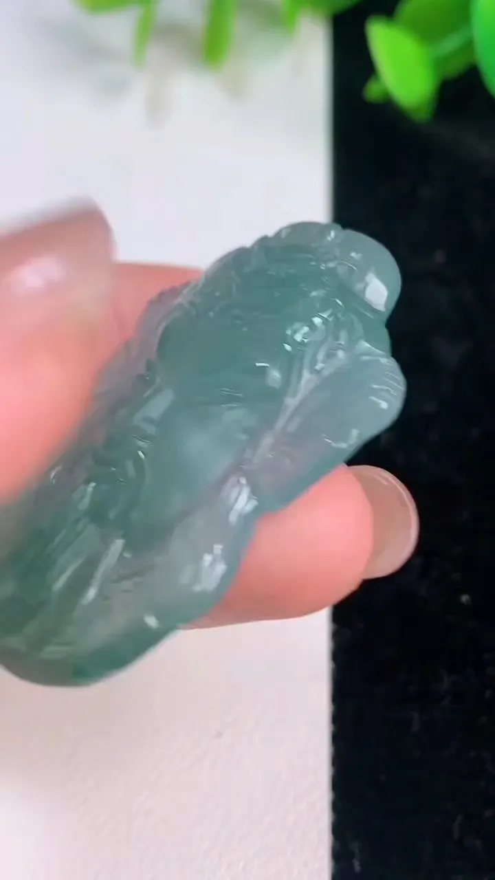 天然A货翡翠蓝水关公头吊坠，尺寸43-28.6-6.8，重量:12.07g
7月14日