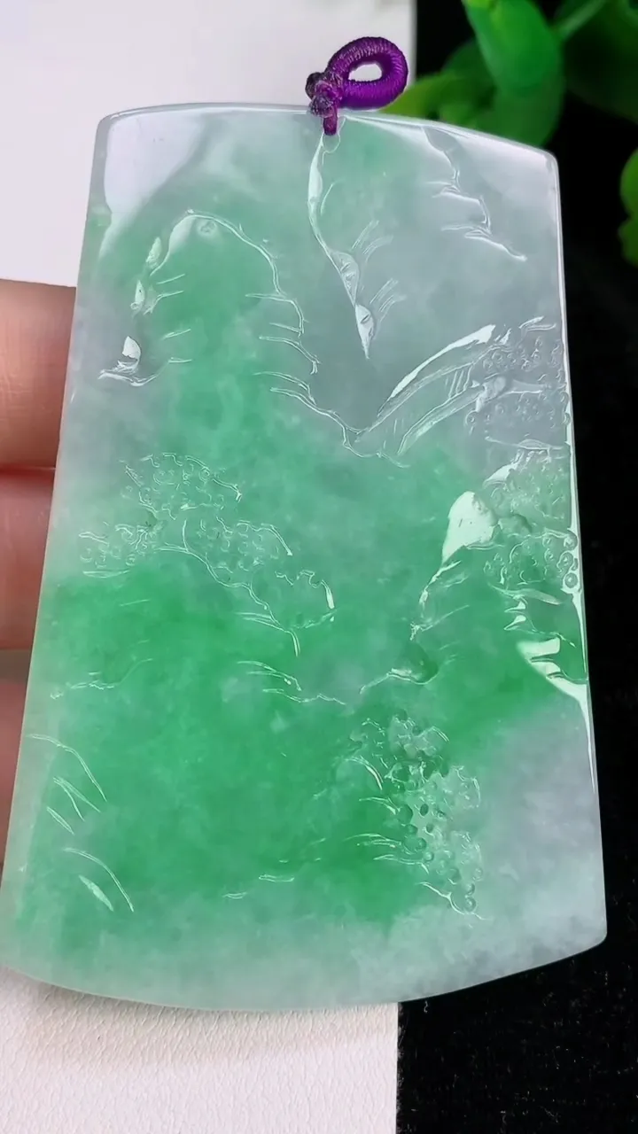 天然A货翡翠山水牌吊坠，尺寸77-53-5.9，重量:51.55g
7月14日