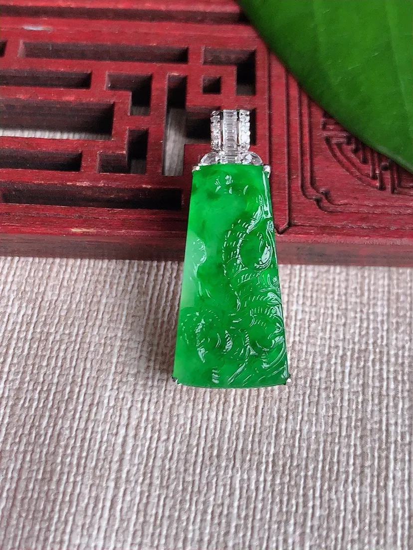天然A货翡翠18K金伴阳绿生肖虎吊坠尺寸31×24×11.7×6.5m量4.80g 0713