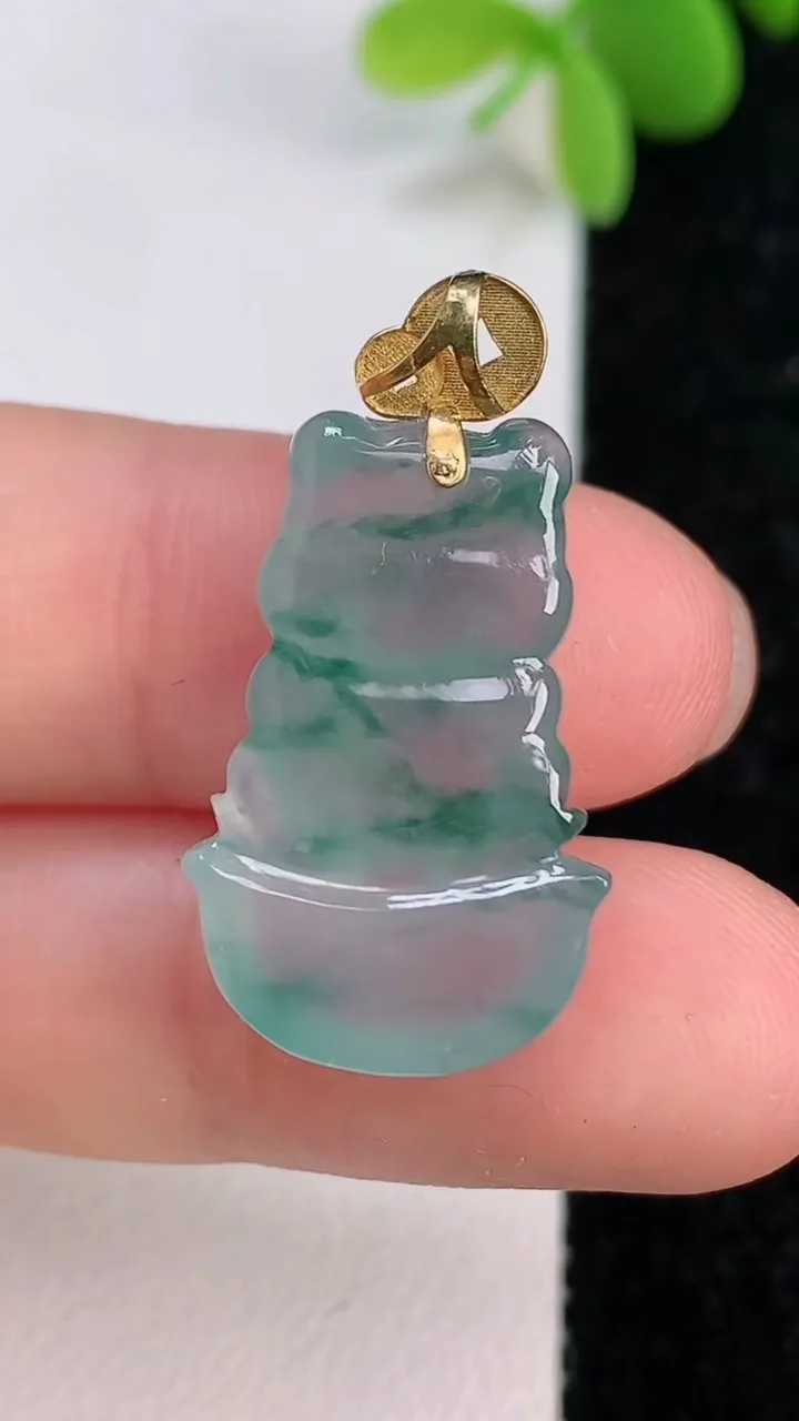 天然A货翡翠种飘花招财猫吊坠，尺寸23-13.2-6.2，重量:4.31g
7月14日