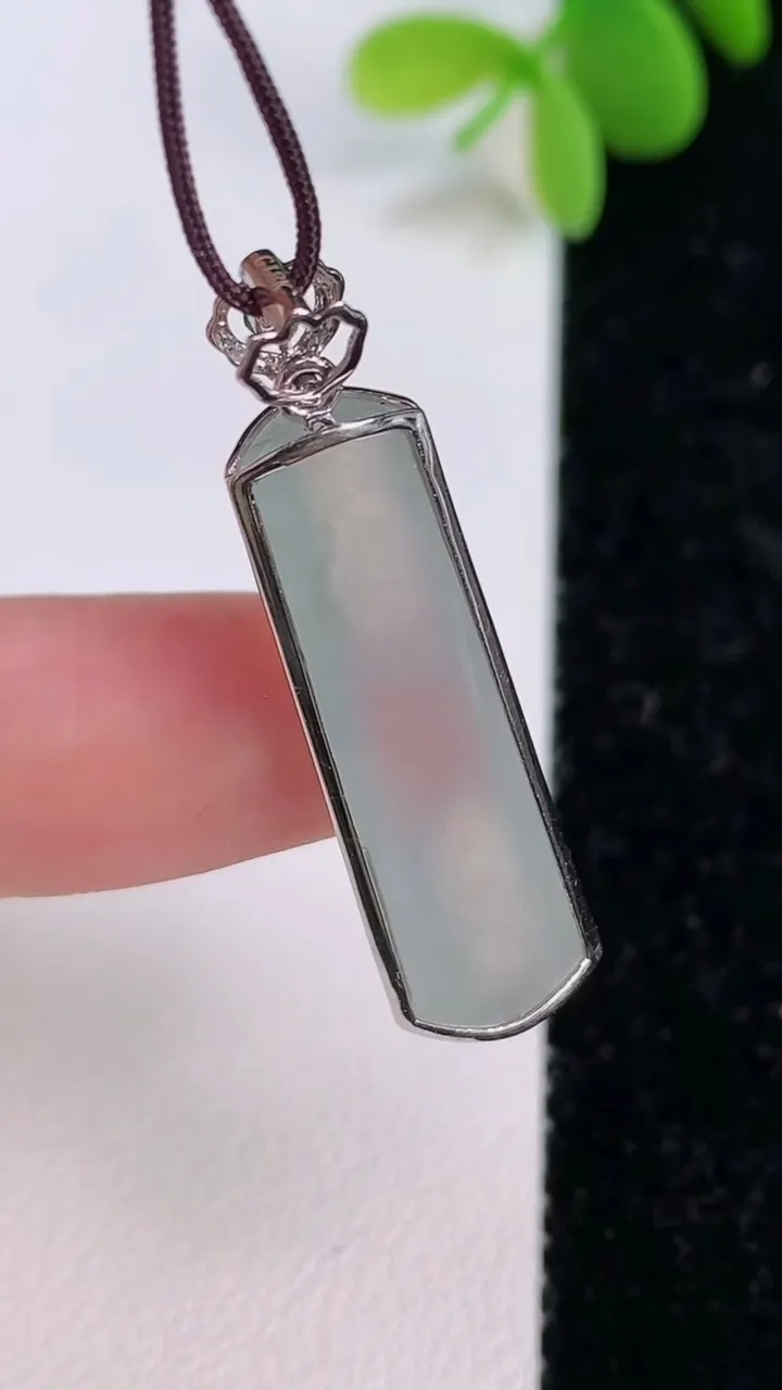 天然A货翡翠种飘花无事牌吊坠，尺寸29-9.3-5，重量:3.37g
7月14日