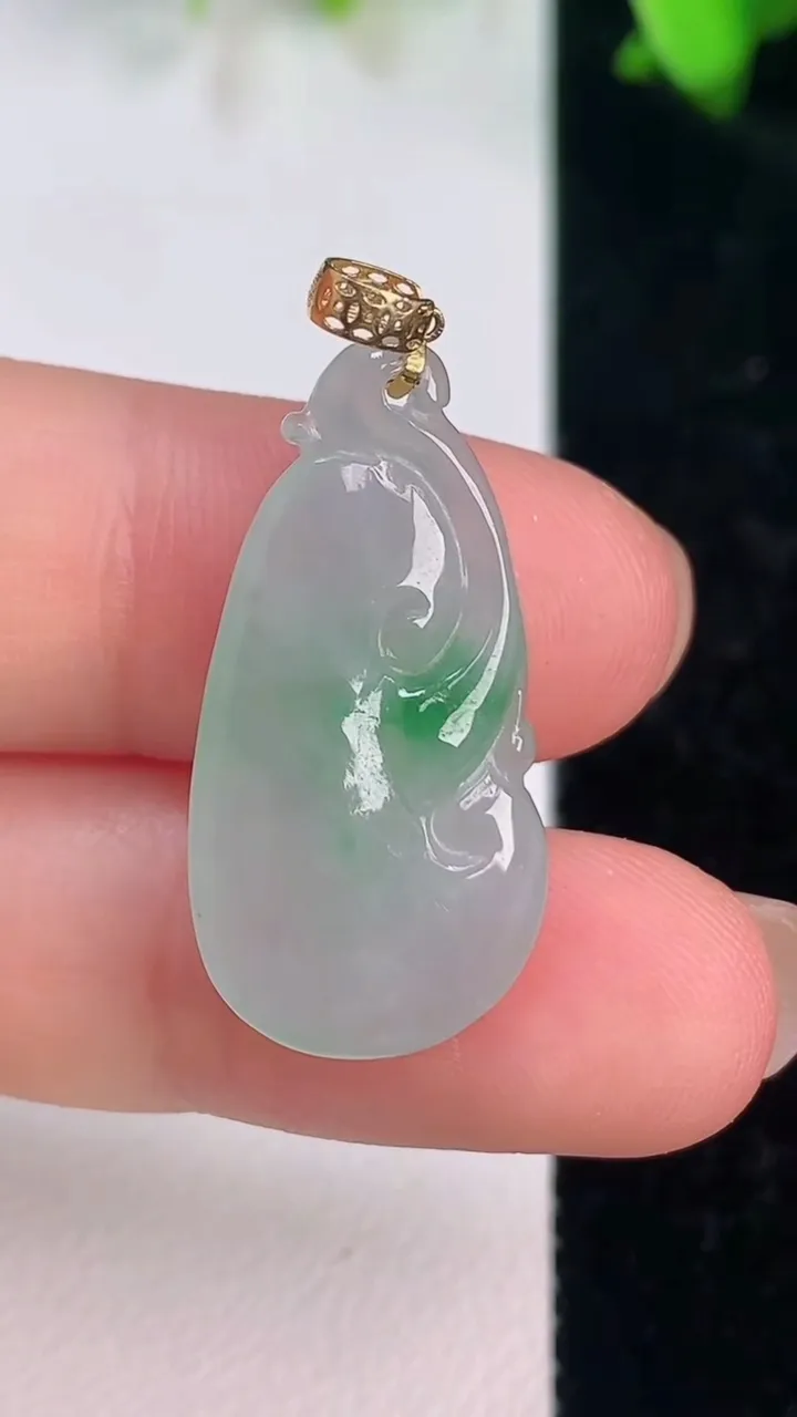 天然A货翡翠如意吊坠，尺寸27.4-13.7-5，重量:3.16g
7月14日