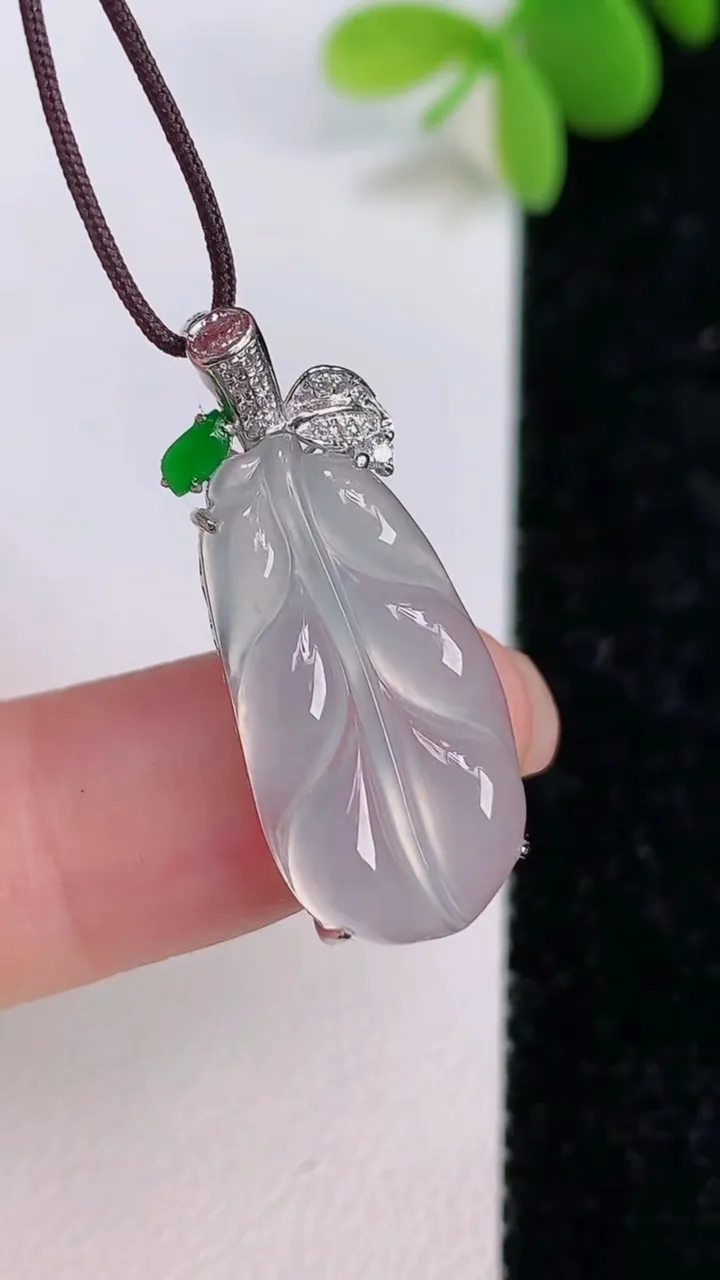 天然A货翡翠种金枝玉叶 叶子吊坠，尺寸21.4-10-5.5，重量:2.63g
7月14日