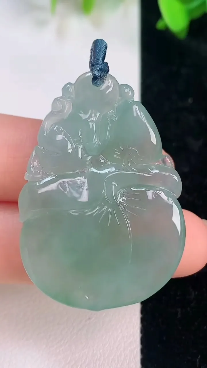 天然A货翡翠寿桃吊坠，尺寸40.3-28.8-5.2，重量:12.30g
7月14日