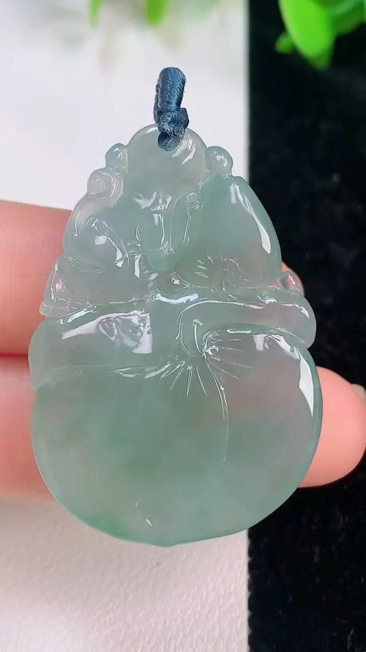 天然A货翡翠寿桃吊坠，尺寸40.3-28.8-5.2，重量:12.30g
7月14日