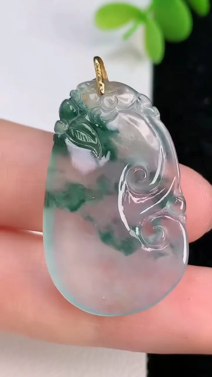 天然A货翡翠种飘花如意吊坠，尺寸34.6-20.8-4，重量:5.47g
7月14日