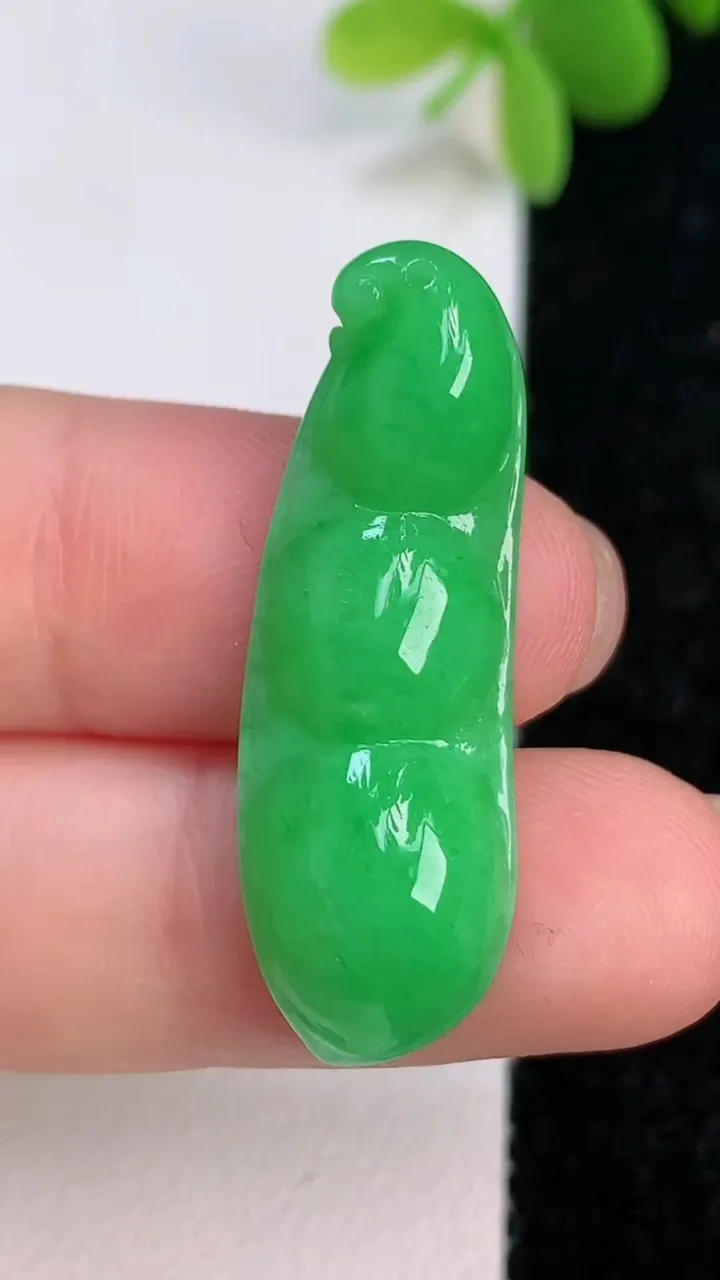 天然A货翡翠福豆吊坠，尺寸33.2-11.7-5.2，重量:3.14g
7月14日