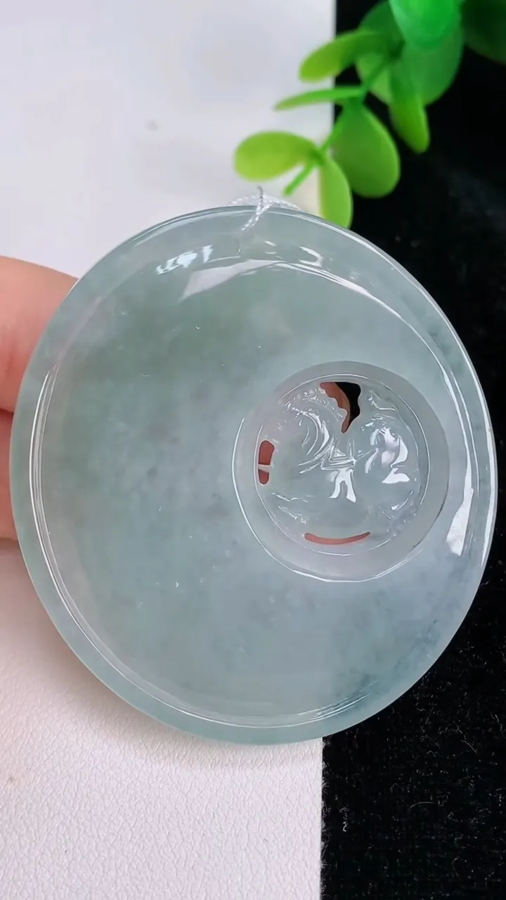 天然A货翡翠龙牌吊坠，尺寸57.5-52.2-6.4，重量:38.11g
7月14日