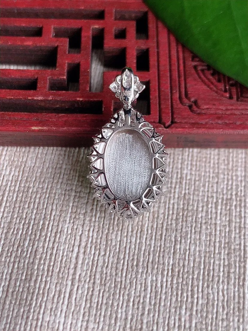 天然A货翡翠18K金伴满绿蛋面吊坠尺寸26×13.8×10裸石13×9.8m量3.60g 0713