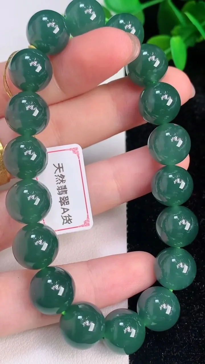 天然A货翡翠圆珠手串，尺寸11.7-18颗，重量:51.04g7月14日
工厂直销收藏佳品,种好水足，色泽均匀，有种有色，上手高大气！