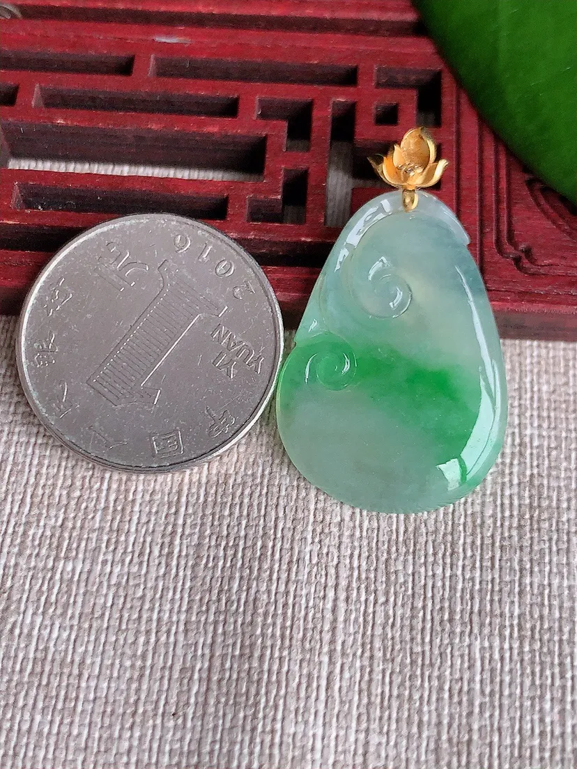 天然A货翡翠18K飘绿如意吊坠尺寸36.8×30×21×3.5m量4.67g 0713