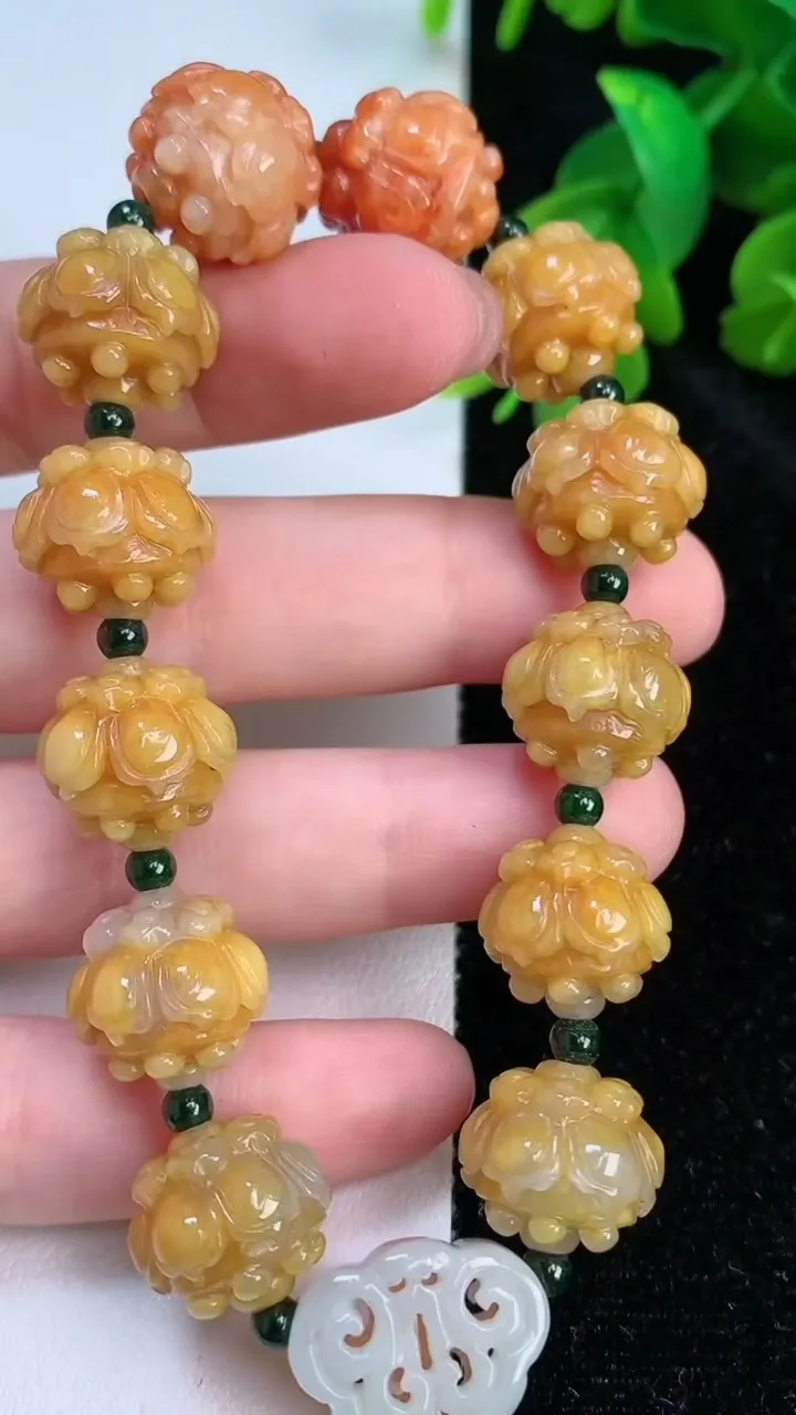 天然A货翡翠双彩花珠手串，尺寸13.3-11.3，重量:54.19g7月14日
工厂直销收藏佳品,种好水足，色泽均匀，有种有色，上手高大气！