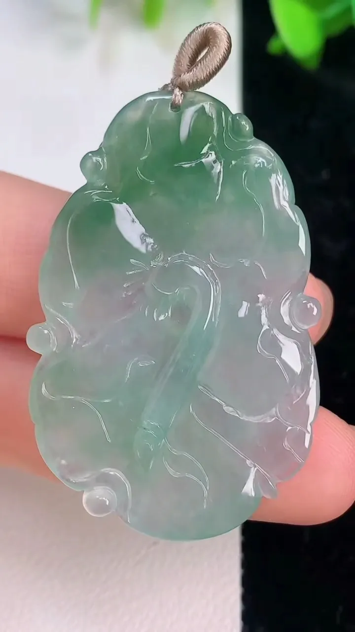 天然A货翡翠年年有余 荷叶鱼吊坠，尺寸43.8-24.5-4.5，重量:10.43g
7月14日
