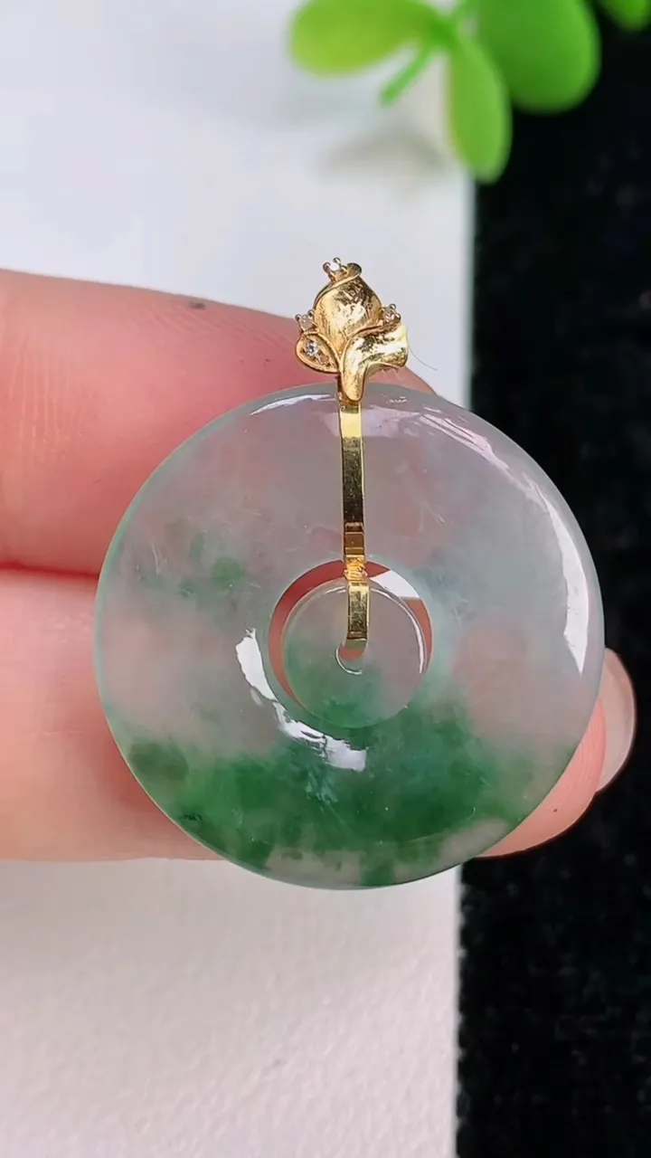 天然A货翡翠18k金飘花母子平安扣吊坠，尺寸24.6-3，重量:4.09g
7月14日