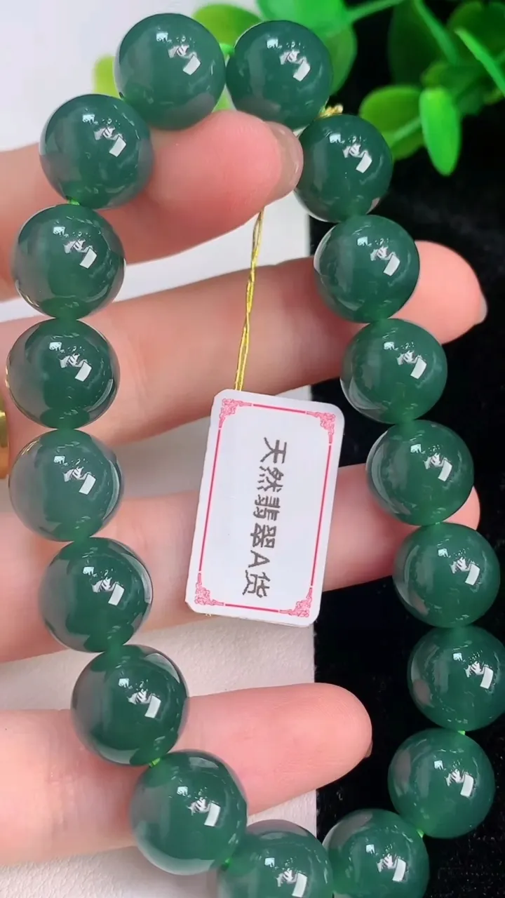 天然A货翡翠圆珠手串，尺寸11.7-18颗，重量:51.04g7月14日
工厂直销收藏佳品,种好水足