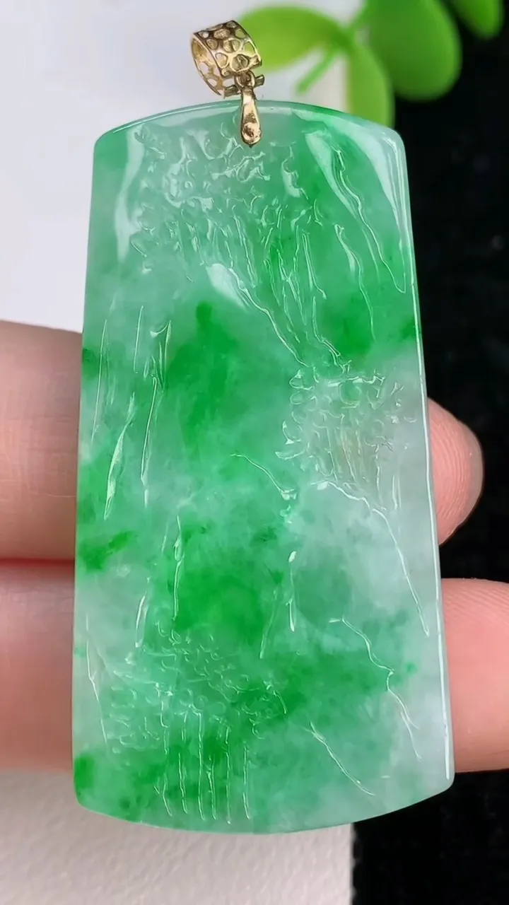 天然A货翡翠山水牌吊坠，尺寸47-24-4.3，重量:12.79g
7月14日