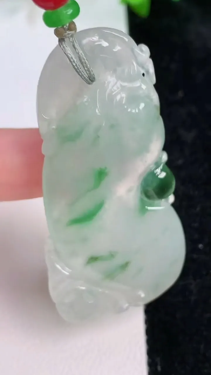 天然A货翡翠福瓜吊坠，尺寸55.5-27.2-6，重:19.60g
7月14日