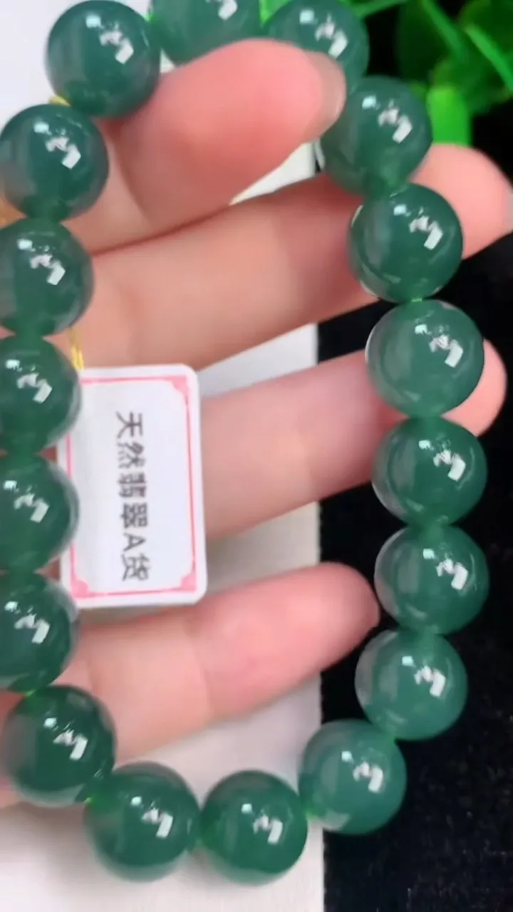 天然A货翡翠圆珠手串，尺寸11.7-18颗，重量:51.04g7月14日
工厂直销收藏佳品,种好水足，色泽均匀，有种有色，上手高大气！