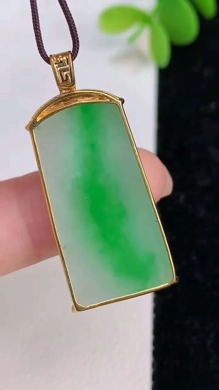 天然A货翡翠节节高升 竹节吊坠，尺寸28.3-15-4.2，重量:4.75g
7月14日