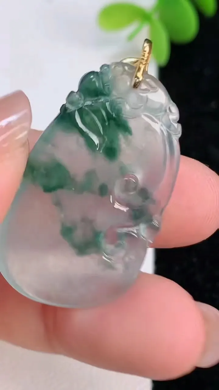 天然A货翡翠种飘花如意吊坠，尺寸34.6-20.8-4，重量:5.47g
7月14日
