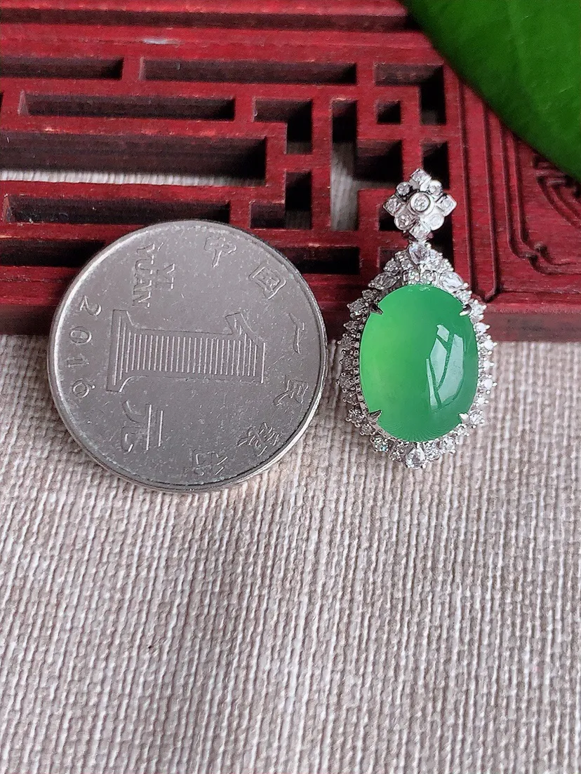 天然A货翡翠18K金伴满绿蛋面吊坠尺寸26×13.8×10裸石13×9.8m量3.60g 0713