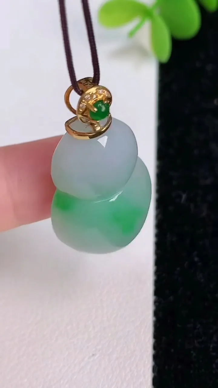 天然A货翡翠葫芦吊坠，尺寸27.2-18.4-8.4，重量:7.35g
7月14日