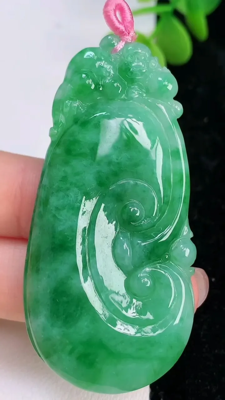 天然A货翡翠如意吊坠，尺寸60.3-29.8-6.4，重量:21.30g
7月14日