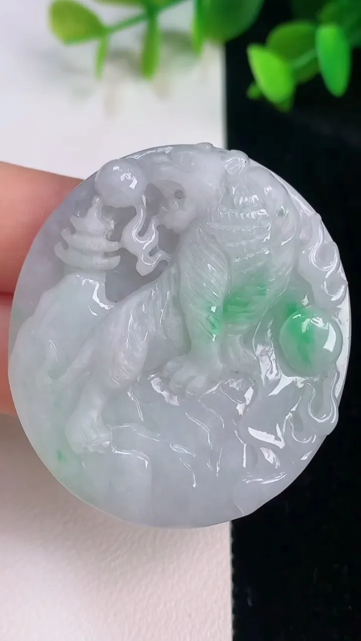 天然A货翡翠生肖虎吊坠，尺寸43.2-40-7.8，重量:28.31g
7月14日