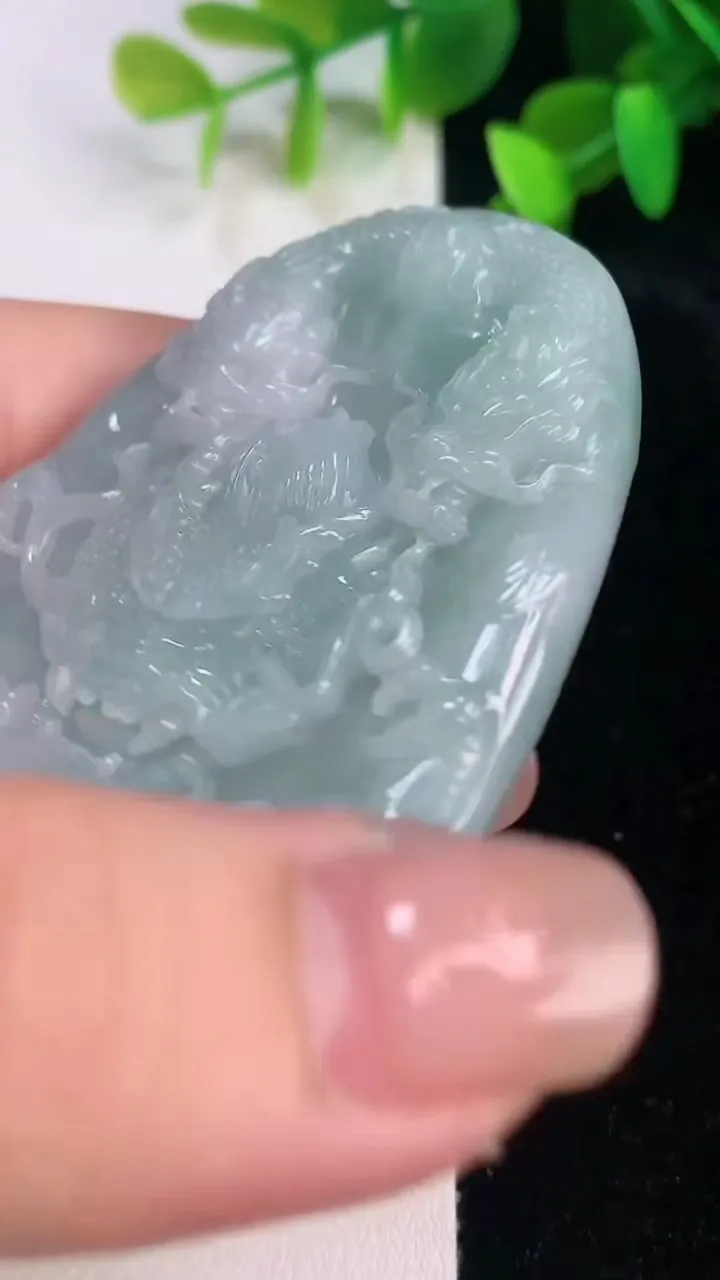 天然A货翡翠飘花九龙至尊 龙牌吊坠，尺寸69-46-9，重量:61.41g
7月14日