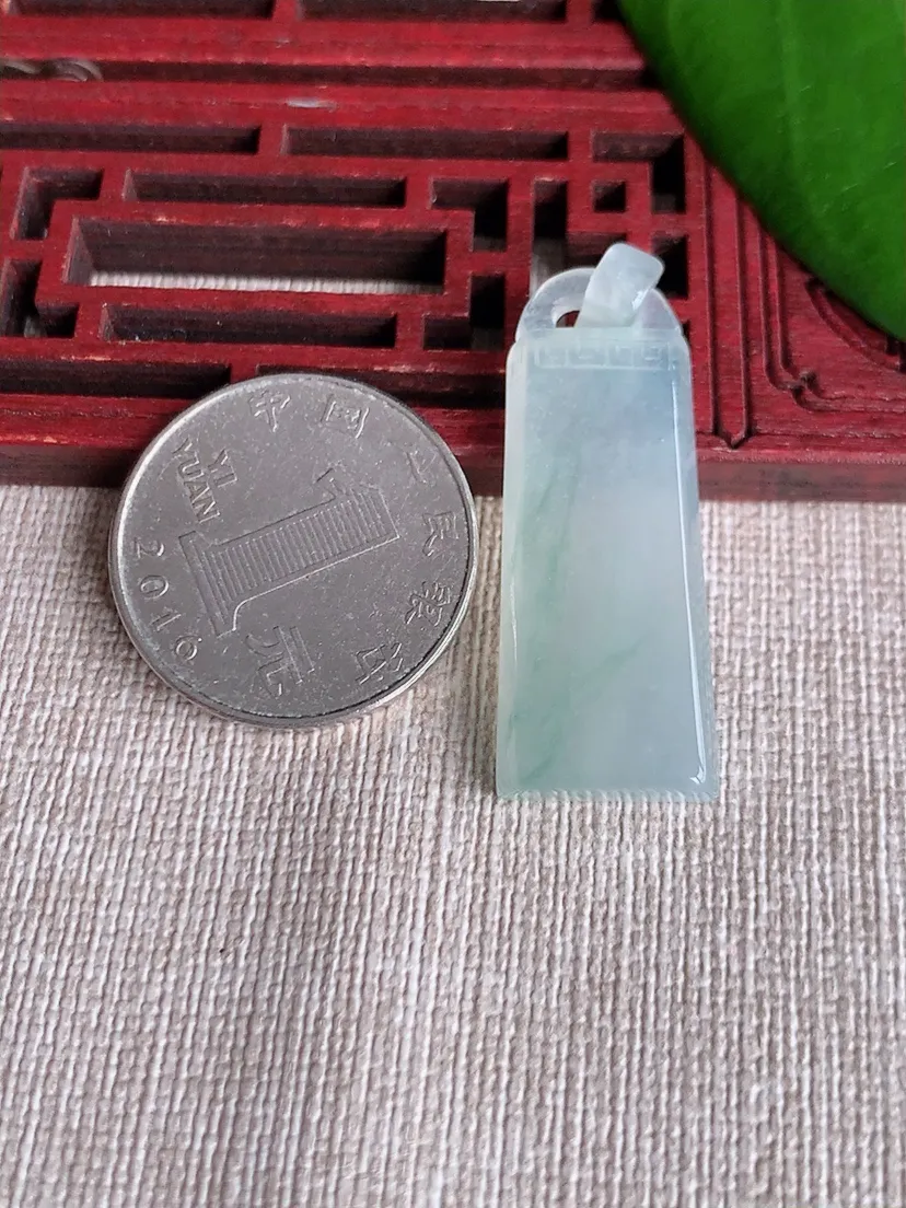天然A货翡翠飘花无事牌吊坠尺寸37.7×14×5.6m量7.55g 0713