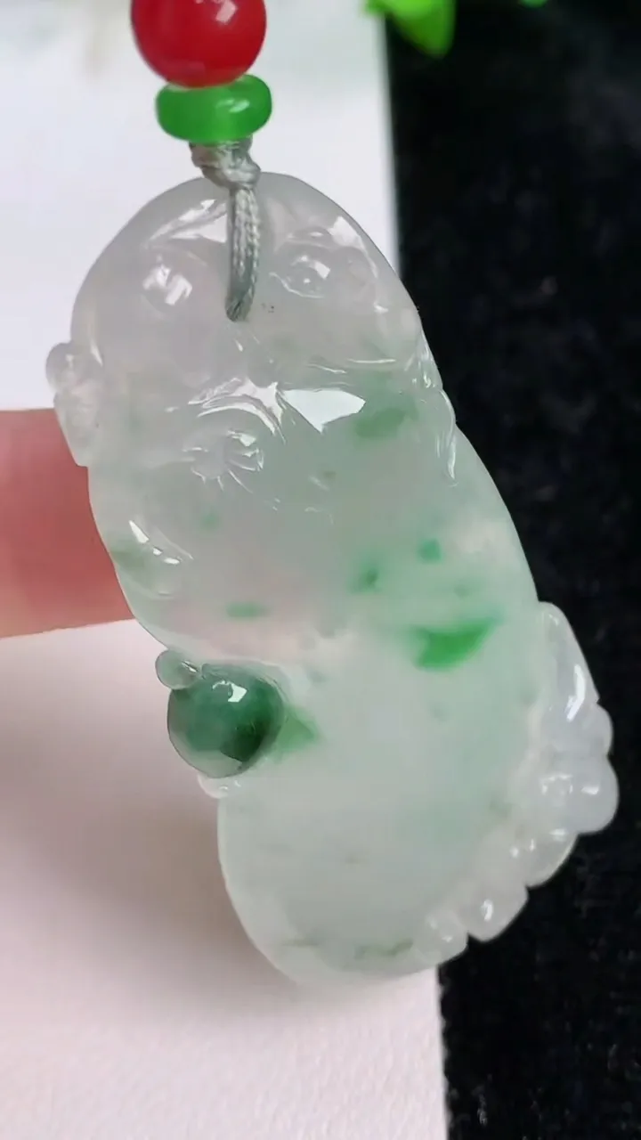 天然A货翡翠福瓜吊坠，尺寸55.5-27.2-6，重:19.60g
7月14日