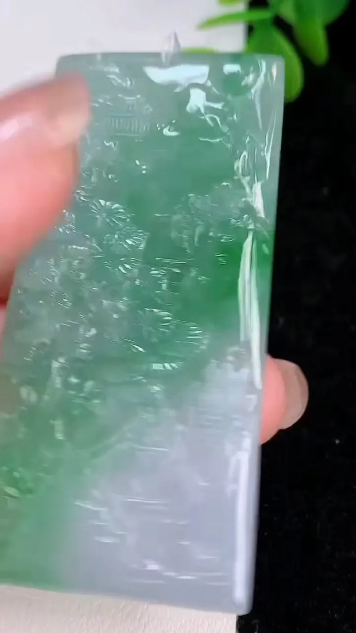 天然A货翡翠山水牌吊坠，尺寸62.8-31.7-5.7，重量:31.18g
7月14日