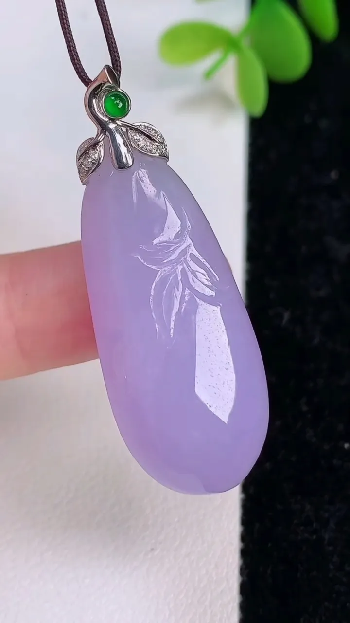 天然A货翡翠18k金紫罗兰福瓜吊坠，尺寸37.5-16-8.7，重量:9.65g
7月14日