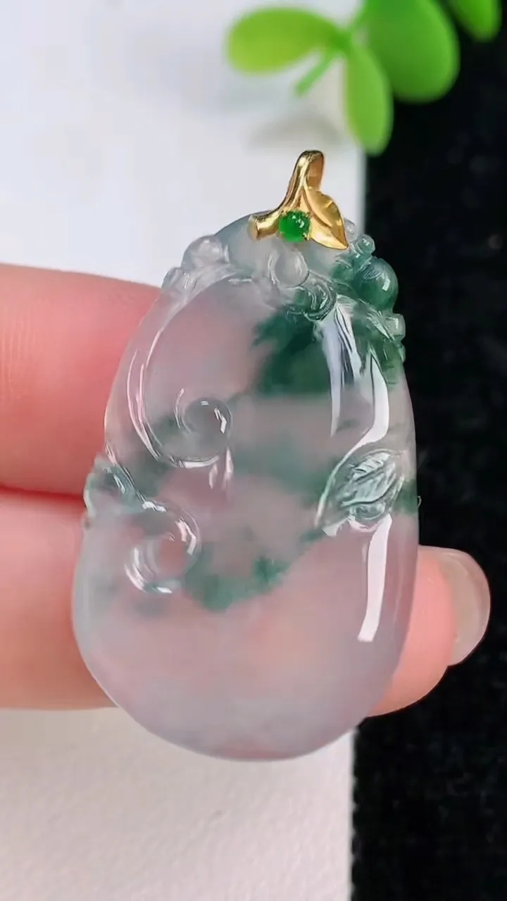 天然A货翡翠种飘花如意吊坠，尺寸34.6-20.8-4，重量:5.47g
7月14日