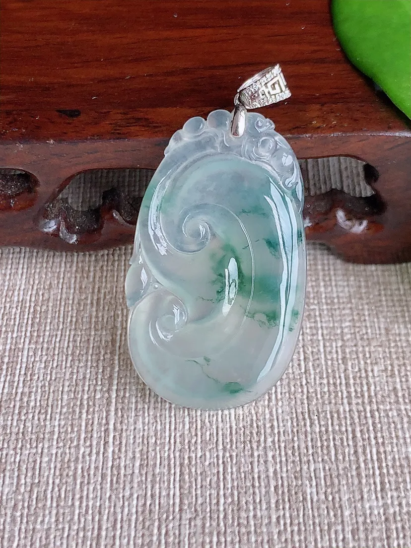 天然A货翡翠18K金扣头飘花如意吊坠尺寸37×22.3×4m量7.00g 0713