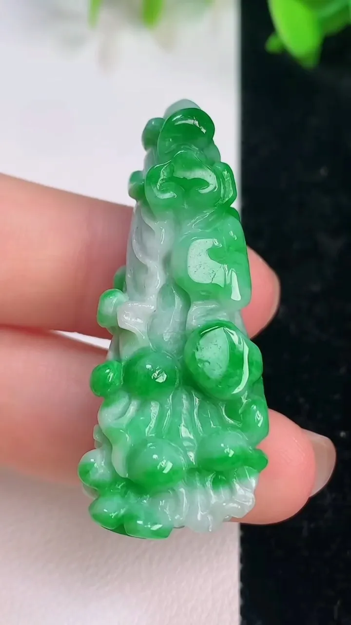 天然A货翡翠白菜吊坠，尺寸45.4-18.6-11.2，重量:14.18g
7月14日