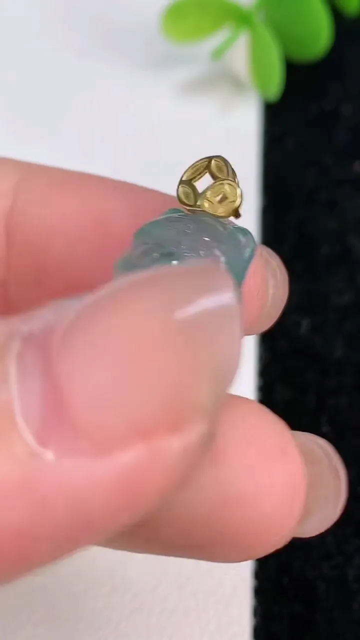 天然A货翡翠种飘花招财猫吊坠，尺寸23-13.2-6.2，重量:4.31g
7月14日