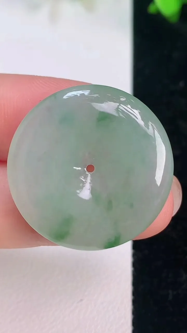 天然A货翡翠平安扣吊坠，尺寸27-4.5，重量:6.78g
7月14日