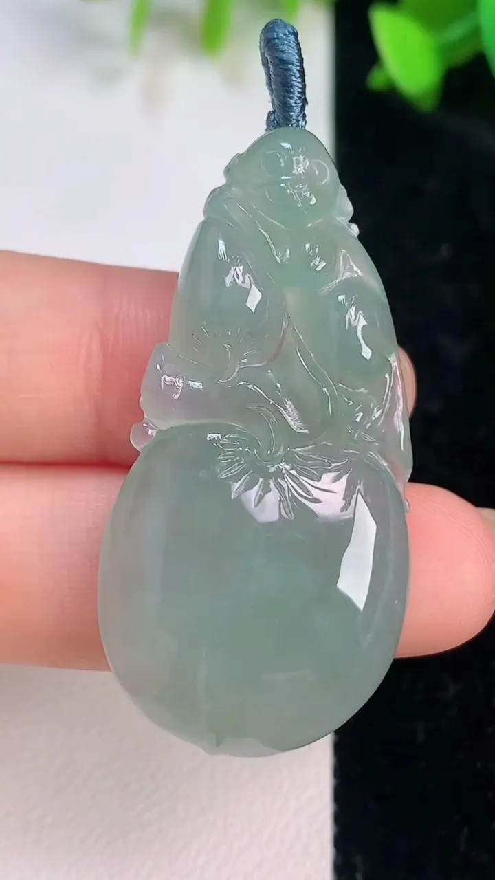 天然A货翡翠寿桃吊坠，尺寸44.6-22.2-6，重量:10.56g
7月14日