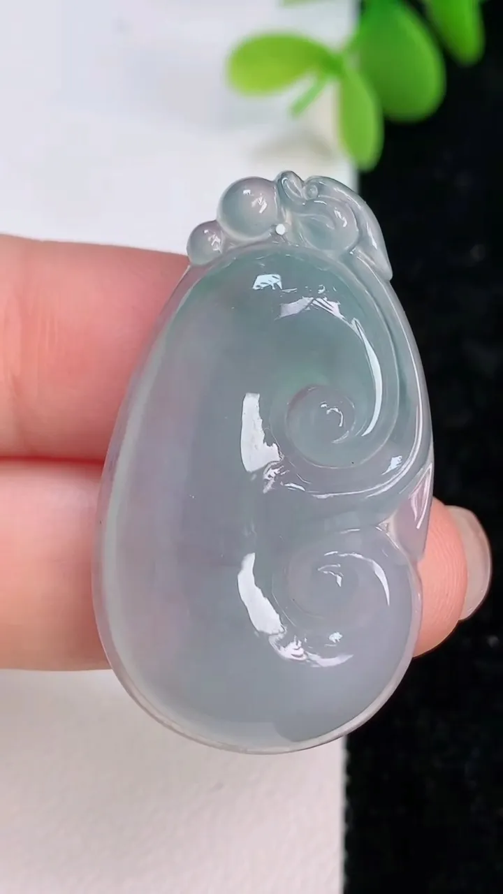 天然A货翡翠飘花如意吊坠，尺寸37.8-21.7-6，重量:8.85g
7月14日