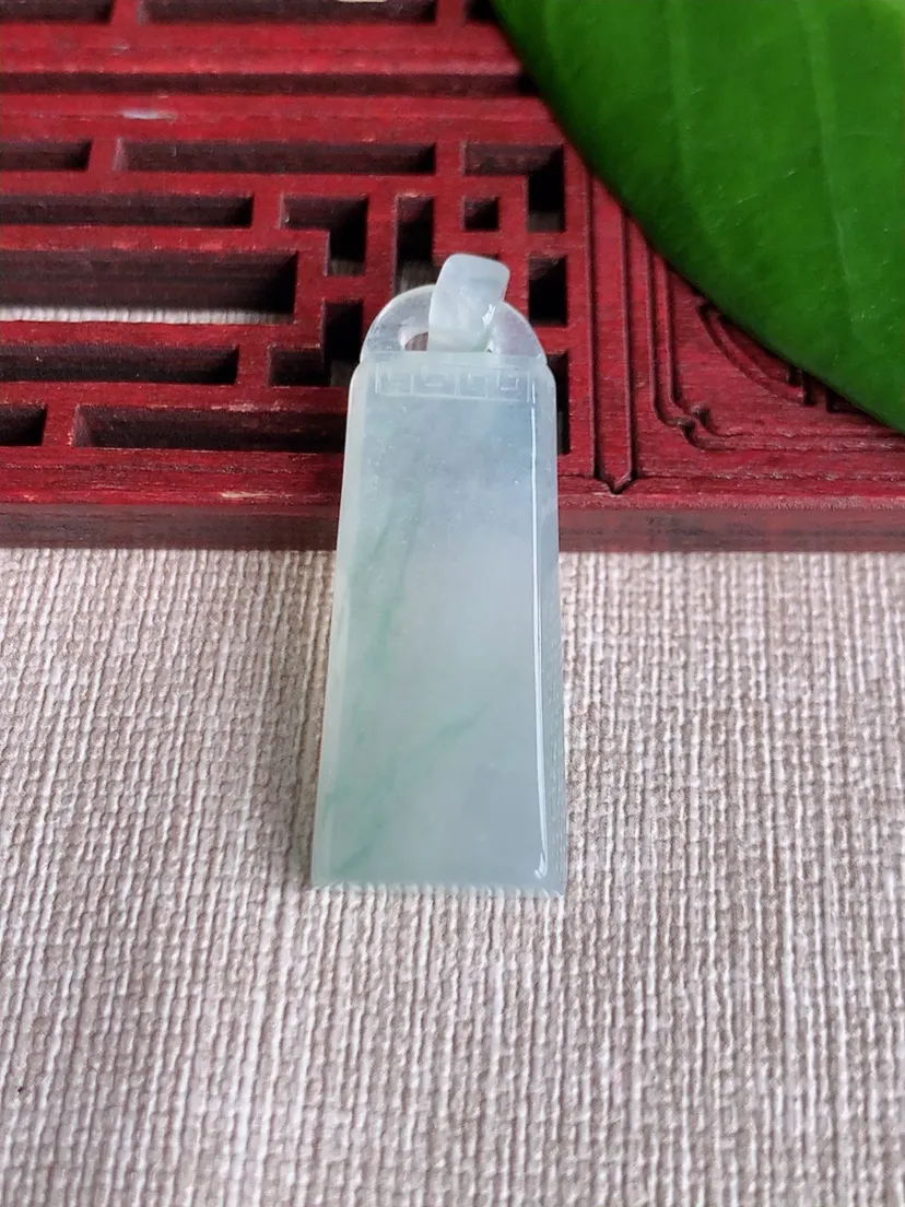 天然A货翡翠飘花无事牌吊坠尺寸37.7×14×5.6m量7.55g 0713